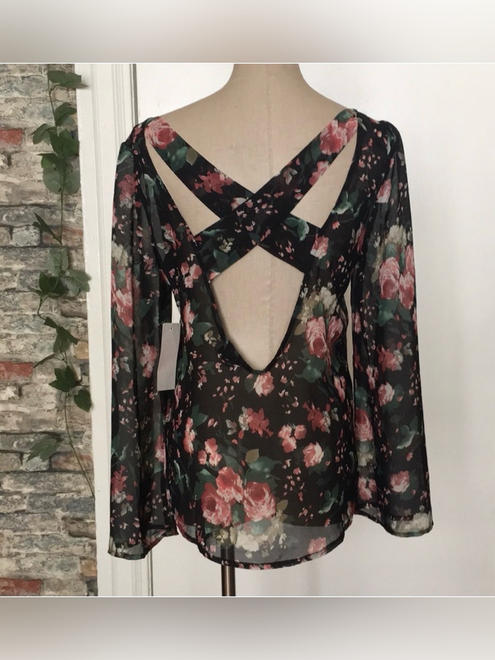 🌸 TOBI a beauty surprise back & semi sheer bell sleeves black w pink flowers XS